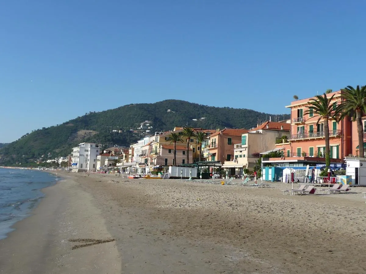 Appartamento Nuovo Con Posto Auto A 50 Mt Dal Mare Alassio 0*,  Włochy
